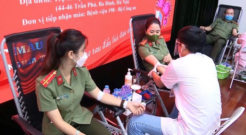 Các cán bộ, chiến sỹ Cục Quản lý xuất nhập cảnh nhiệt tình tham gia hiến máu tình nguyện