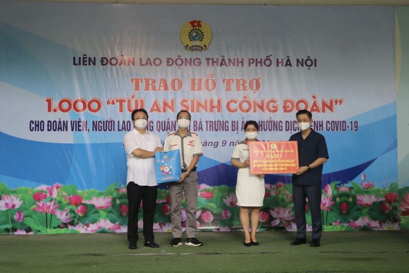 Chủ tịch LĐLĐ Thành phố Nguyễn Phi Thường trao quà An sinh Công đoàn cho đoàn viên, NLĐ quận Hai Bà Trưng (ngoài cùng bên phải)