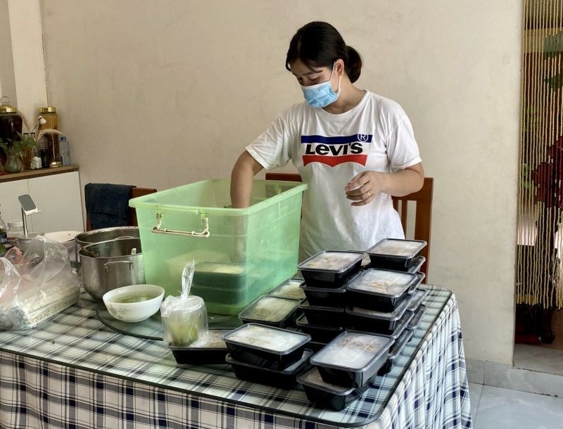Mỗi ngày, 500 suất ăn được phụ nữ Hà Đông chuẩn bị tận tâm, giao tận tay các y bác sỹ tuyến đầu chống dịch