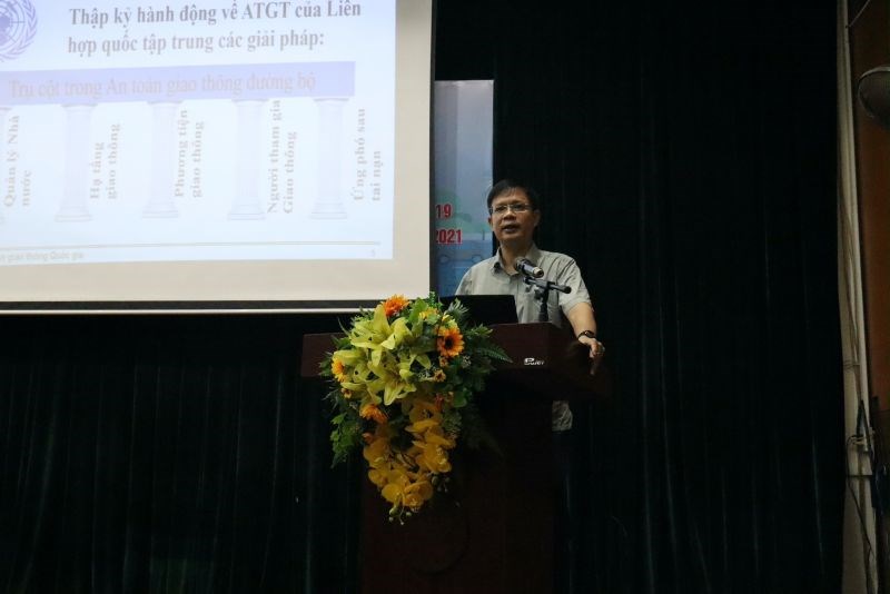 đồng chí Tạ Đức Giang - Phó Chánh văn phòng Ban An toàn giao thông TP Hà Nội truyền đạt nội dung buổi tập huấn