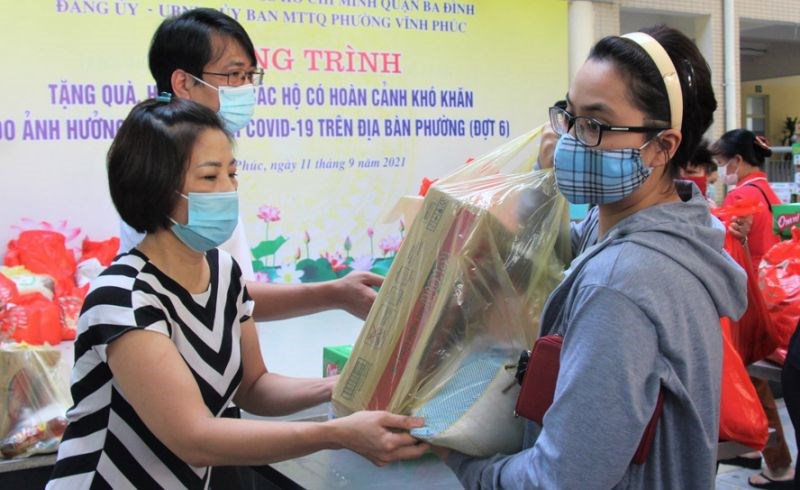 Lãnh đạo phường Vĩnh Phúc, quận Ba Đình trao quà hỗ trợ người dân khó khăn trên địa bàn
