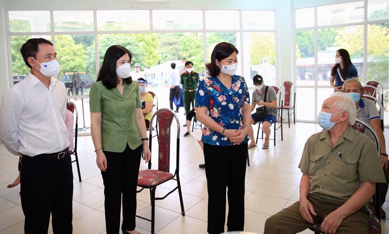 Phó Bí thư Thường trực Thành ủy Nguyễn Thị Tuyến thăm hỏi người cao tuổi chuẩn bị tiêm vắc xin phòng Covid-19 tại Nhà văn hóa phường Dịch Vọng Hậu (quận Cầu Giấy).