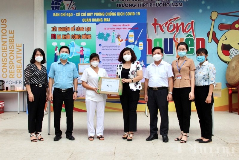 Đoàn công tác tặng quà cho lực lượng làm nhiệm vụ tại điểm tiêm chủng trường THPT Phương Nam trên địa bàn phường Định Công.