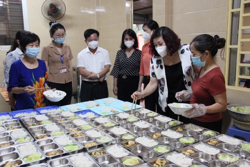 Đoàn công tác tới thăm bếp ăn với sự tham gia, góp sức của chị em hội viên phụ nữ phường Định Công.