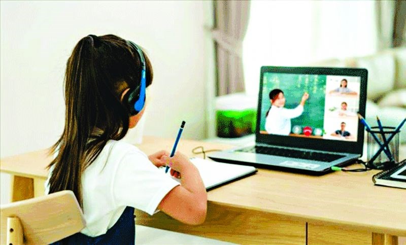 Trẻ học trực tuyến tại nhà đang khiến nhiều gia đình đối diện với không ít vấn đề nan giải (T.H)