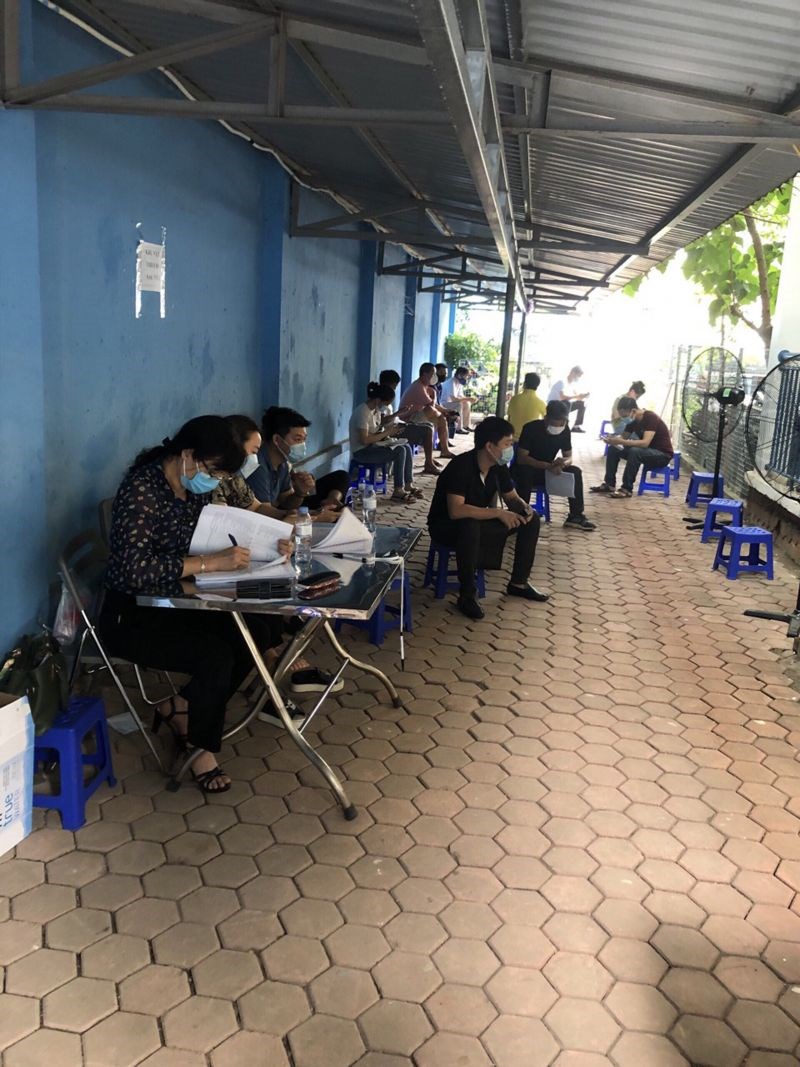 Cán bộ, hội viên phụ nữ quận Hoàng Mai tham gia hỗ trợ tại một điểm tiêm vắc-xin. Ảnh: HPN