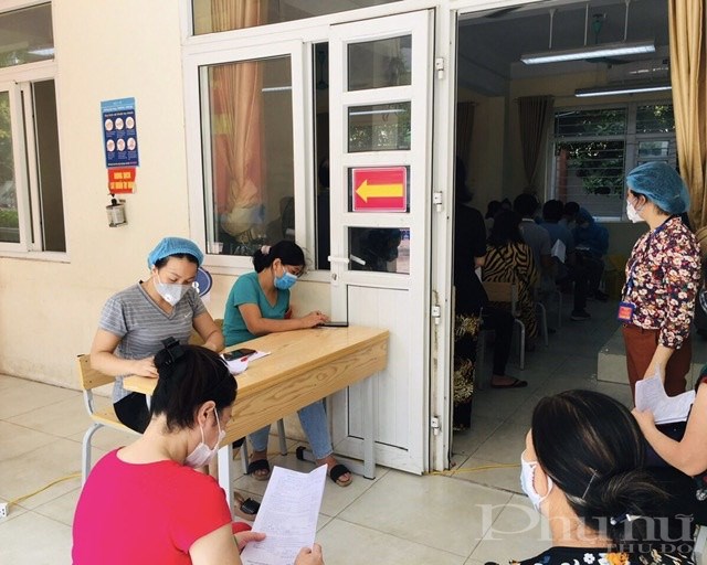 Chị em hội viên phụ nữ quận Hoàng Mai tham gia hỗ trợ công tác tiêm chủng tại các điểm tiêm.