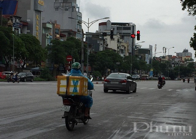 Ghi nhận tại ngã tư Trần Khát Chân - Võ Thị Sáu sáng 15/9 nhiều phương tiện xe máy và ôtô vượt đèn đỏ.
