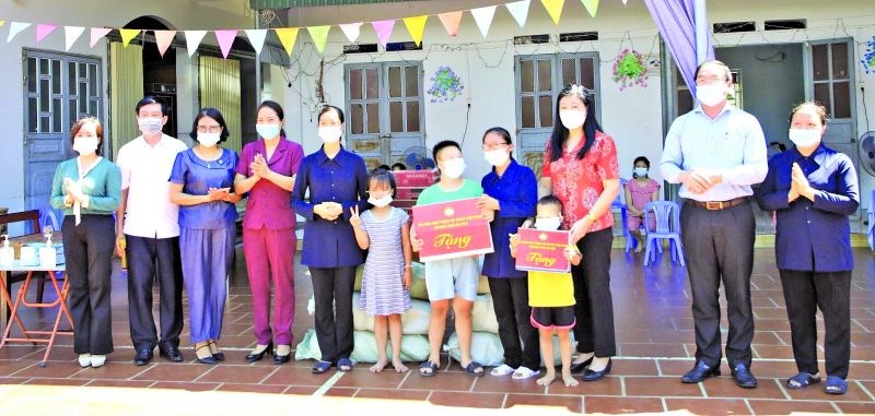 Đồng chí Nguyễn Lan Hương, Chủ tịch Ủy ban MTTQ Việt Nam TP trao quà cho trẻ em thiệt thòi tại một Mái ấm tình thương