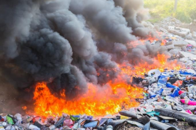 Khói thải ra từ rác thải khiến môi trường trở nên tồi tệ hơn.