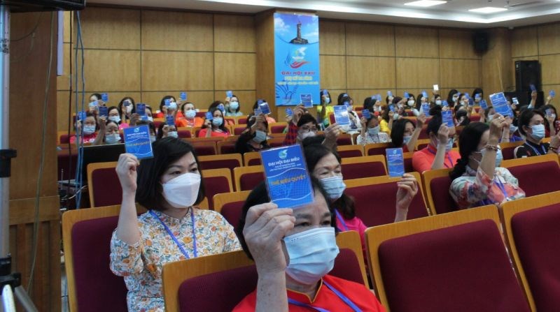 Ảnh: Các đại biểu tham dự Đại hội Đại biểu phụ nữ quận Ba Đình, nhiệm kỳ  2021- 2026  sử dụng thẻ đại biểu để biểu quyết.