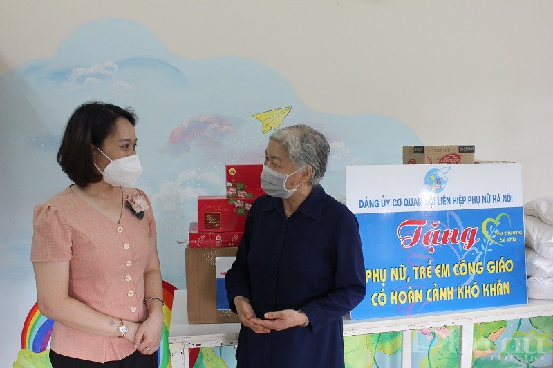 Sơ Nguyễn Thị Hồng Vân phấn khởi khi nhận được tình cảm sự quan tâm của Đảng ủy cơ quan Hội LHPN Hà Nội