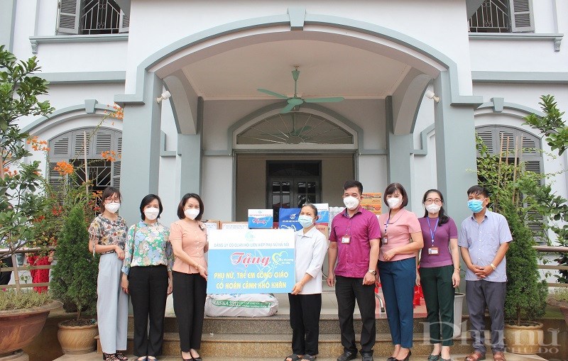 Đồng chí Phạm Thị Thanh Hương- Phó Chủ tịch Hội LHPN Hà Nội cùng các thành viên trong đoàn công tác tặng quà cho phụ nữ khó khăn tại Mái ấm nhà dòng Kẻ Nghệ