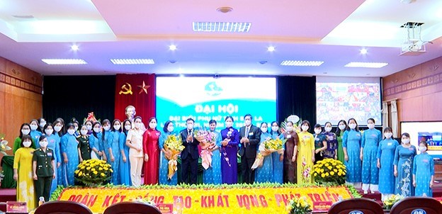 Các đồng chí lãnh đạo tỉnh tặng hoa chúc mừng Ban Chấp hành Hội Phụ nữ tỉnh Sơn La khóa XIII