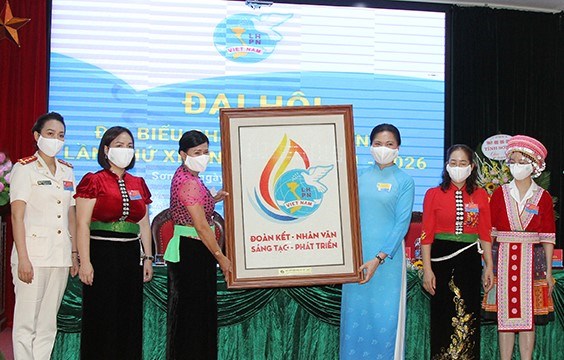 Chủ tịch Hội LHPN Việt Nam Hà Thị Nga tặng Đại hội bức tranh biểu trưng Đại hội đại biểu phụ nữ toàn quốc XIII làm bằng hạt gạo