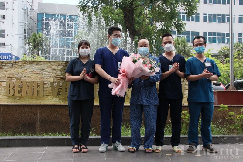 Các bác sĩ khoa Hồi sức tích cực, bệnh viện Đa khoa Thanh Nhàn chúc mừng bệnh nhân Ngọc được xuất viện sau 50 ngày điều trị.