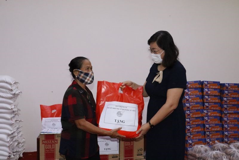 Bà Bùi Thị Trinh, Chủ tịch Hội LHPN quận Bắc Từ Liêm tặng quà cho một hội viên khó khăn trên địa bàn