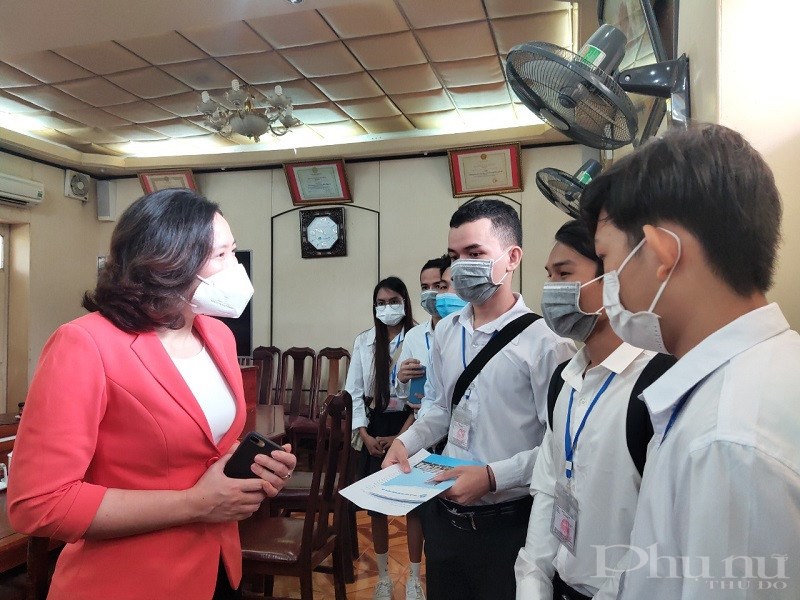 Đồng chí Lê Kim Anh động viên các em cố gắng học tập, nghiêm chỉnh chấp hành quy định về phòng chống dịch để giữ gìn bảo vệ sức khỏe  cho bản thân và môi trường học tập an toàn