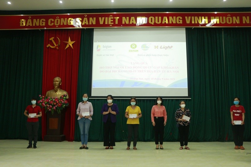Các đồng chí lãnh đạo Hội LHPN Hà Nội, Hội LHPN quận Hoàng Mai tặng quà cho nữ lao động di cư tại quận Hoàng Mai