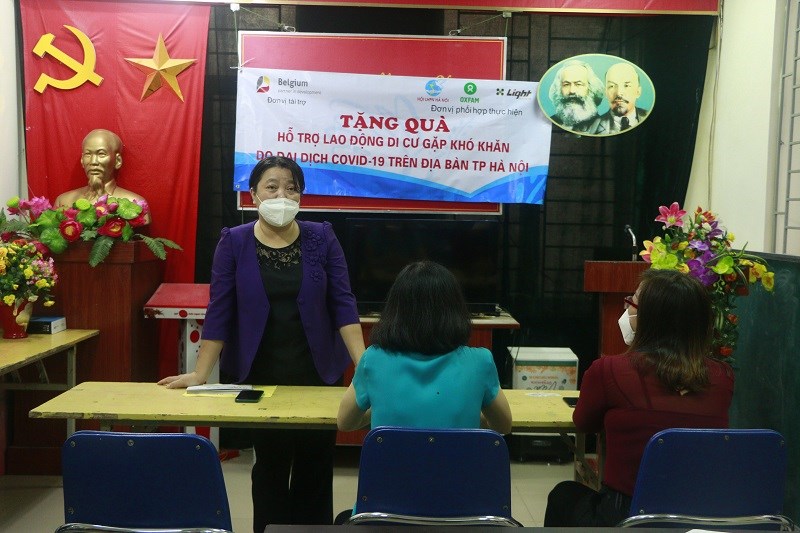 Đồng chí Nguyễn Thị Thu Thủy, Phó Chủ tịch Thường trực Hội LHPN Hà Nội phát biểu tại buổi tặng quà tại quận Hoàn Kiếm