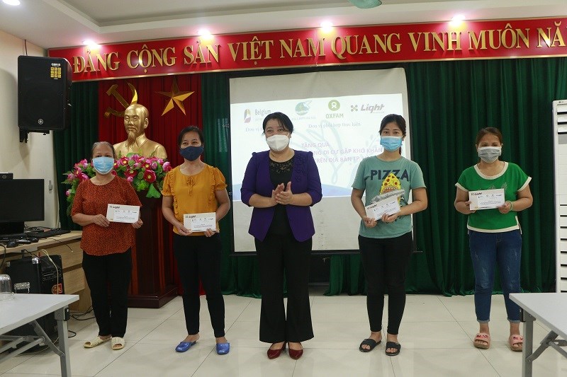 Đồng chí Nguyễn Thị Thu Thủy, Phó Chủ tịch Thường trực Hội LHPN Hà Nội trao quà cho nữ lao động tự do, di cư tại phường Chương Dương, quận Hoàn Kiếm