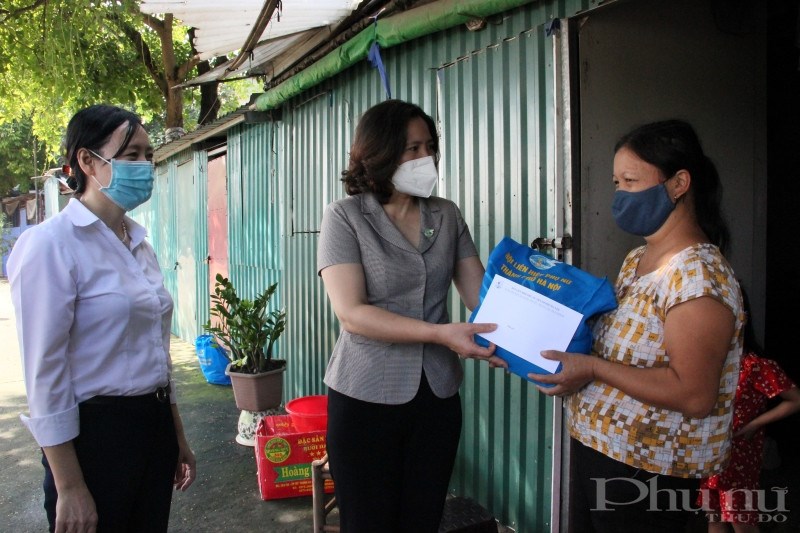 Đại diện lãnh đạo Hội LHPN Hà Nội và Viện LIGHT tặng quà, động viên các nữ lao động di cư trên địa bàn phường Phúc Xá, quận Ba Đình.