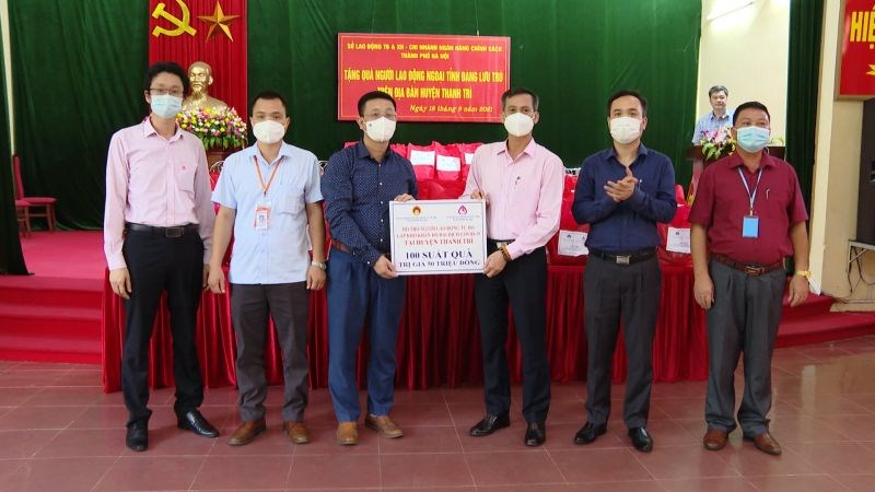 Lãnh đạo Sở Lao động Thương binh và xã hội TP Hà Nội và lãnh đạo Chi nhánh Ngân hàng Chính sách xã hội TP Hà Nội tặng quà đại diện cho các gia đình có hoàn cảnh khó khăn.
