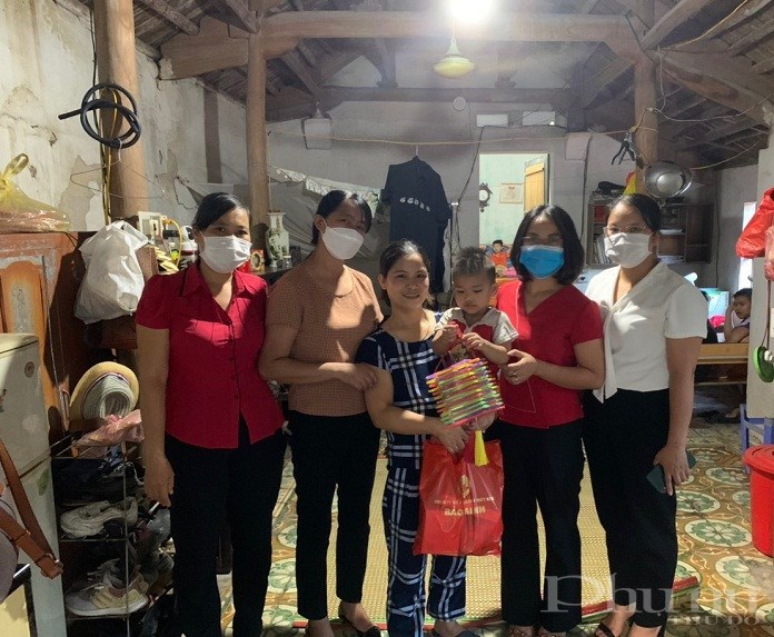 Hội PN xã Việt Hùng tặng quà và đèn lồng cho gia đình các em trên địa bàn