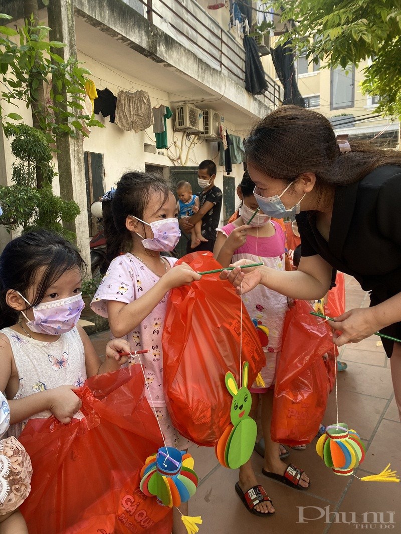 Đồng chí Nguyễn  Thị Mỹ Linh - Chủ tịch Hội LHPN huyện Đông Anh tặng quà và đèn lồng làm bằng vật liệu tái chế