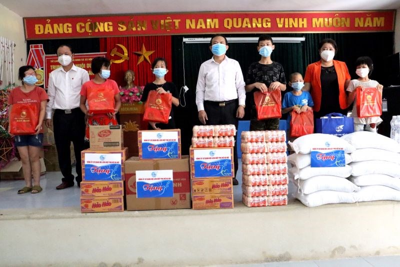 Lãnh đạo Ban dân vận Thành uỷ và Hội LHPN TP Hà Nội tặng quà cho các cháu thiếu nhi tại Trung tâm