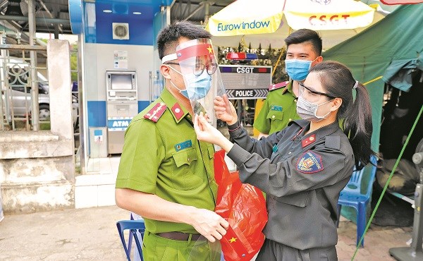 Trung úy Lương Thị Thu động viên đồng nghiệp làm nhiệm vụ tại chốt kiểm soát phòng chống dịch