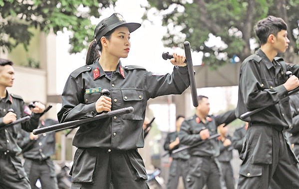 Trung úy Lương Thị Thu luyện tập cùng đồng đội
