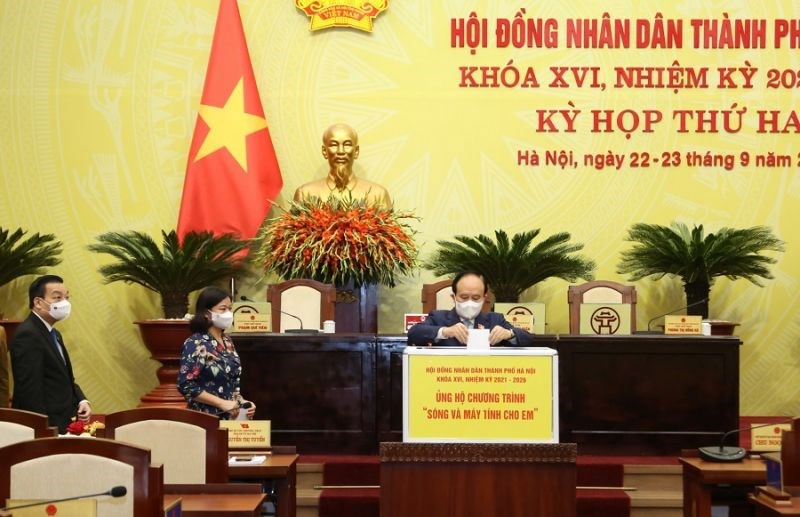 Phó Bí thư Thành ủy, Chủ tịch HĐND TP Hà Nội Nguyễn Ngọc Tuấn ủng hộ Chương trình ''Sóng và máy tính cho em''