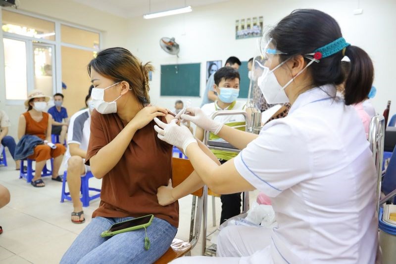 Phường Giáp Bát và Đại Kim (Hà Nội) là 2 địa phương đầu tiên của quận Hoàng Mai tiêm vaccine Vero Cell của Sinopharm cho một số người dân trên địa bàn. Ảnh Mạnh Khánh/TTXVN