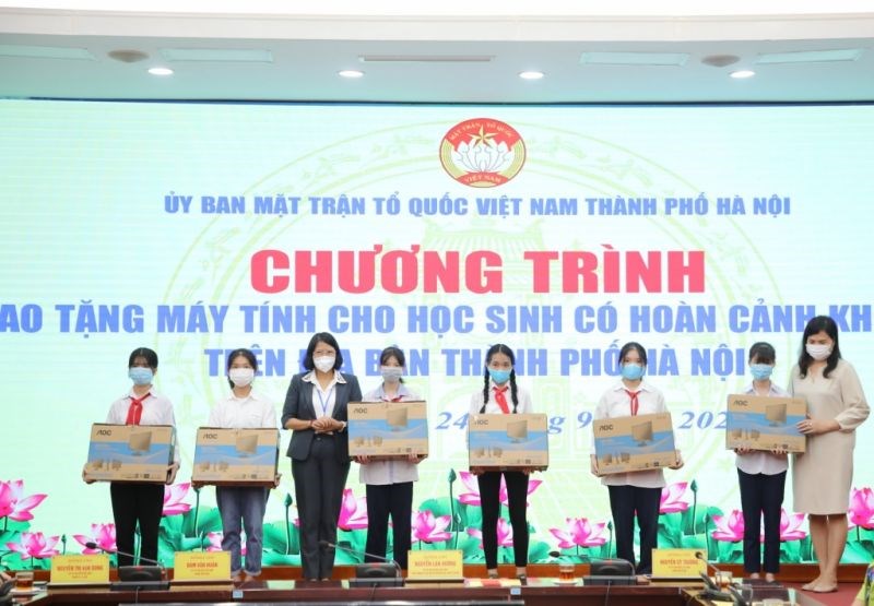 Phó Chủ tịch Ủy ban MTTQ Việt Nam TP Hà Nội Nguyễn Thị Kim Dung trao tặng máy tính cho các em học sinh khó khăn