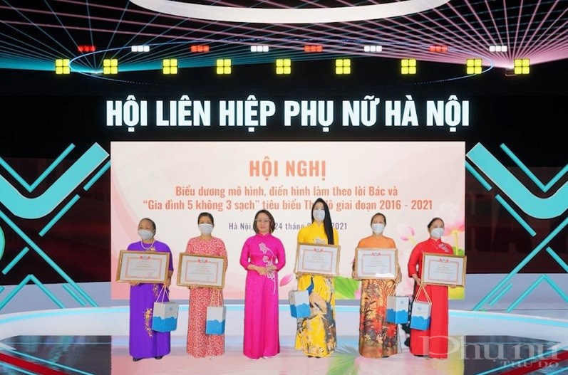 Đồng chị Phạm Thị Thanh Hương - Phó Chủ tịch Hội LHPN Hà Nội tặng quà và khen thưởng các gia đình