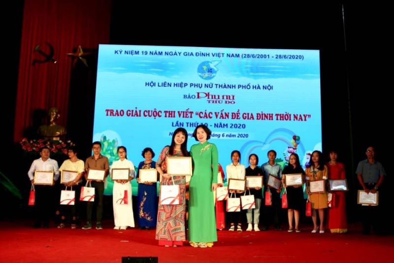 Bà Lê Kim Anh, Chủ tịch Hội LHPN Hà Nội (bên phải) trao giải Nhất cho tác giả Vương Ly, tại lễ trao giải cuộc thi viết 