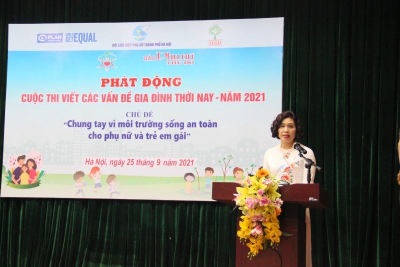 Đồng chí lê Thị Hồng Minh, Phó Tổng Biên tập báo Phụ nữ Thủ đô công bố Quyết định thành lập Ban Tổ chức, Ban Giám khảo và Thể lệ cuộc thi viết 