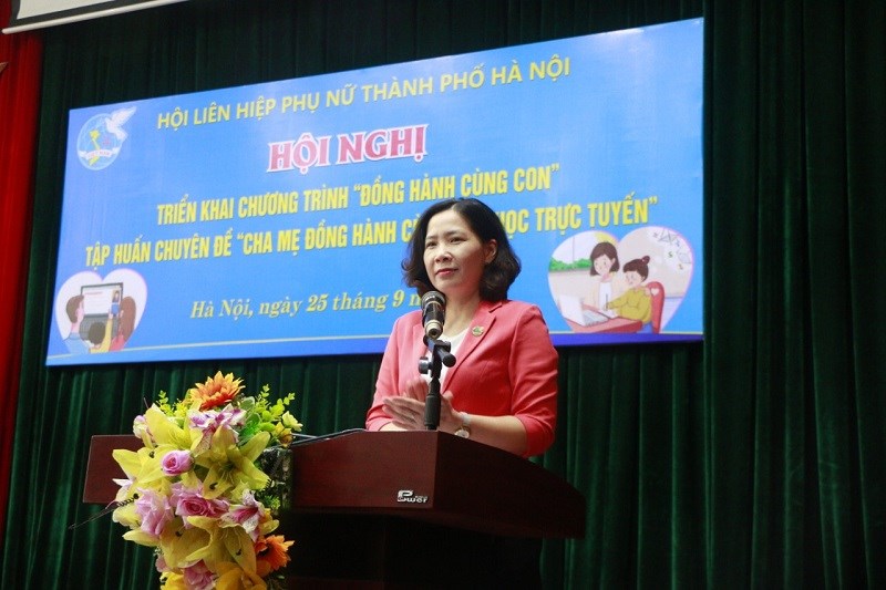 Đồng chí Lê Kim Anh, Chủ tịch Hội LHPN Hà Nội phát biểu phát động Chương trình 