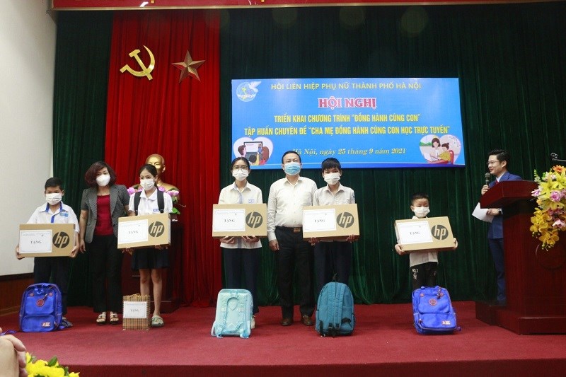 Đồng chí Lê Thị Thiên Hương, Phó Chủ tịch Hội LHPN Hà Nội và đồng chí Trịnh Huy Thành, Phó Trưởng ban Thường trực Ban Dân vận Thành ủy Hà Nội trao tặng máy tính cho các cháu học sinh khó khăn