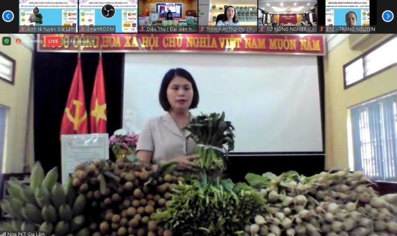 Đại diện Phòng Kinh tế huyện Gia Lâm, Hà Nội giới thiệu nông sản an toàn chủ lực tại Diễn đàn trực tuyến Hà Nội 2021