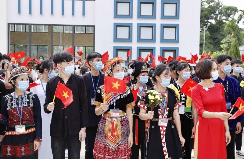 Học sinh Trường Phổ thông Dân tộc nội trú THPT tỉnh Yên Bái dự Lễ khai giảng năm học mới. Ảnh: Thống Nhất/TTXVN.