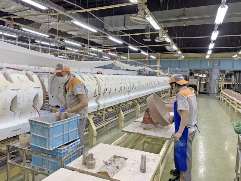Người lao động làm việc tại dây chuyền sản xuất của nhà máy Lixil