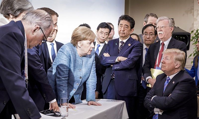 Thủ tướng Merkel (giữa) cùng Tổng thống Trump (ngoài cùng bên phải) và các lãnh đạo thế giới tại Hội nghị Thượng đỉnh nhóm G7 ở Quebec, Canada ngày 9/6/2018. Ảnh: AP