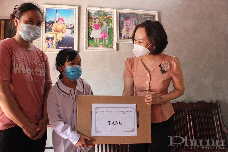 Đồng chí Phạm Thj Thanh Hương - Phó Chủ tịch Hội LHPN Hà Nội trao máy tính và quà cho gia đình em