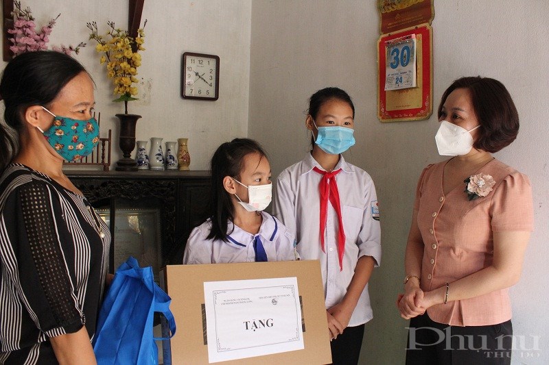 Đồng chí Phạm Thị Thanh Hương - Phó Chủ tịch Hội LHPN Hà Nội trao tặng máy tính xách tay và quà cho gia đình em