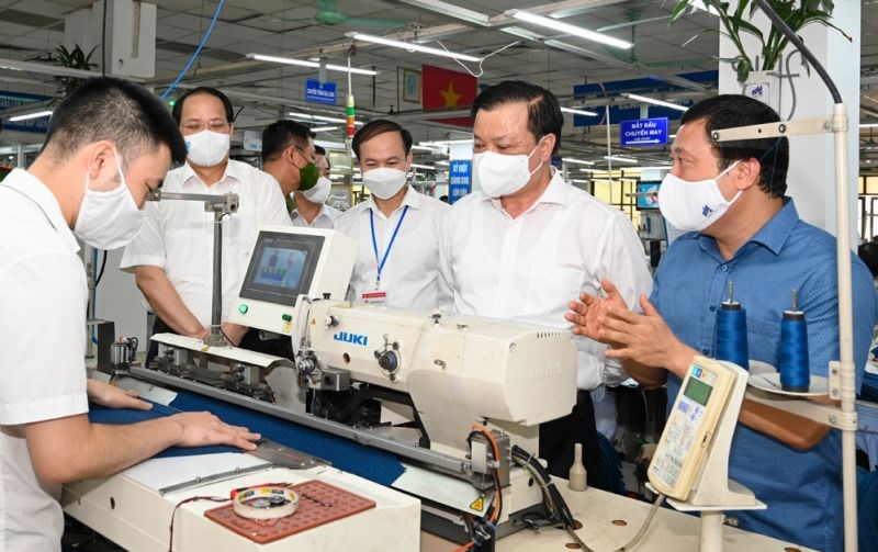 Bí thư Thành ủy Hà Nội Đinh Tiến Dũng kiểm tra sản xuất tại Tổng công ty May 10. Ảnh: Viết Thành.