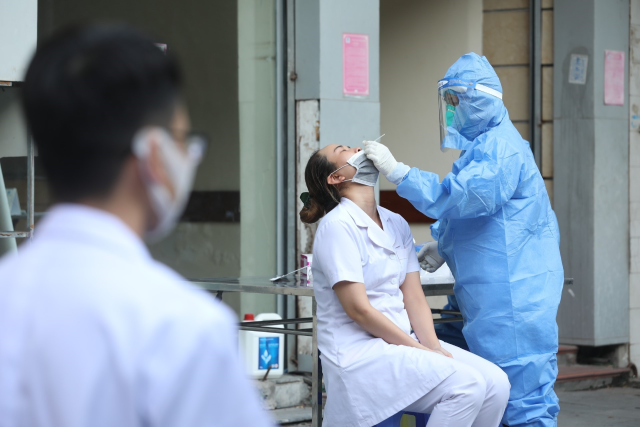Bệnh viện Việt Đức cấp tập xét nghiệm sau khi phát hiện ca COVID-19 mới - ảnh 5