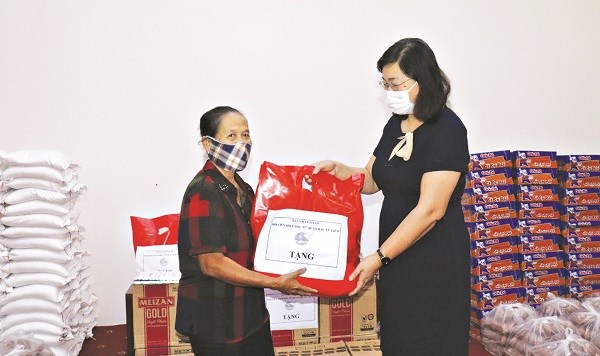 Đồng chí Bùi Thị Trinh – Chủ tịch Hội LHPN quận Bắc Từ Liêm trao quà cho các gia đình có hoàn cảnh khó khăn trên địa bàn quận