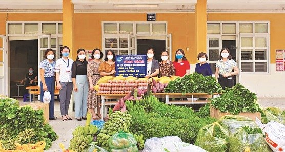 Hội LHPN huyện: Mỹ Đức, Ứng Hòa và Thanh Oai trao tặng các nhu yếu phẩm cho Hội LHPN quận Hoàng Mai để chuyển tới các gia đình khó khăn trên địa bàn quận.